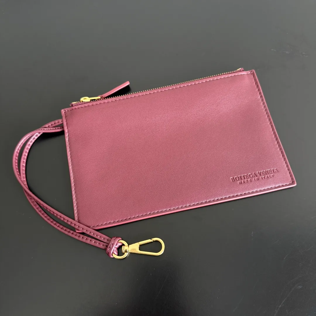 Batch 2120 ready-made BV Mini Cabat limited edition mini vegetable basket💓 The classic bag is available in mini size, different styles can be matched with a full sense of fashion💯 If you like it, don’t miss it, built-in small card holder, double-layer sheepskin weaving inside and outside, full of details✅ Style number: 709464 Size: 22*6.5*15.5cm